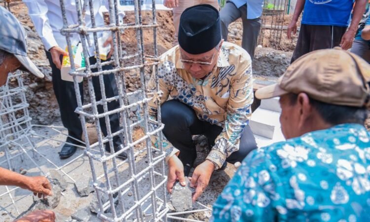 Wali Kota Benyamin Davnie Letakan Batu Pertama Tandai Pembangunan Musala Nurul Amin