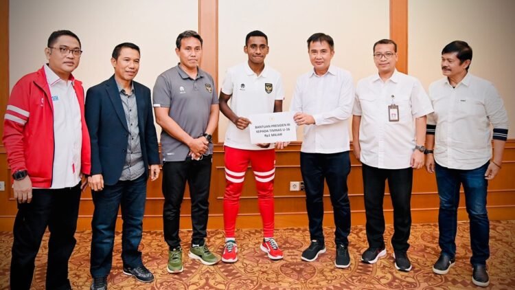 Presiden Jokowi Berikan Bonus Kepada Timnas Sepak Bola U-16