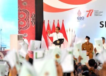 Presiden Jokowi Serahkan Sertifikat Tanah untuk Rakyat di Sidoarjo
