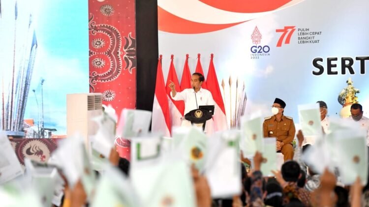 Presiden Jokowi Serahkan Sertifikat Tanah untuk Rakyat di Sidoarjo