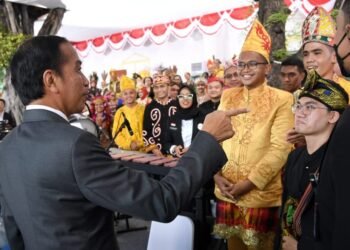 Presiden Sapa Gita Bahana Nusantara dan Masyarakat Sebelum Upacara Penurunan Bendera