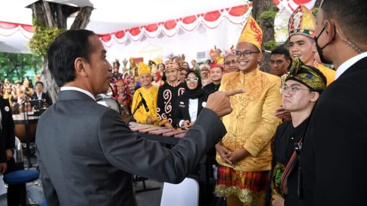 Presiden Sapa Gita Bahana Nusantara dan Masyarakat Sebelum Upacara Penurunan Bendera