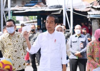 Tiba di Bandung, Presiden Jokowi Bagikan Bantuan Sosial di Pasar Cicaheum