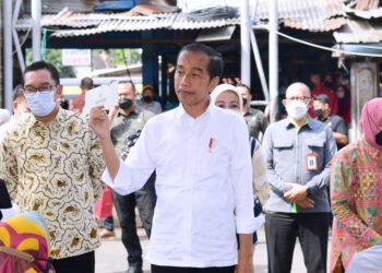 Tiba di Bandung, Presiden Jokowi Bagikan Bantuan Sosial di Pasar Cicaheum￼