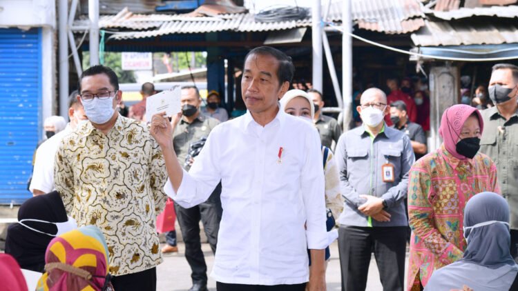 Tiba di Bandung, Presiden Jokowi Bagikan Bantuan Sosial di Pasar Cicaheum￼