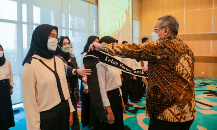 Wali Kota Benyamin Davnie Kukuhkan Forum Anak Tangsel Periode 2022-2024