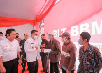 Pilar Saga Ichsan Dampingi Pj Gubernur Banten Bagikan BLT BBM