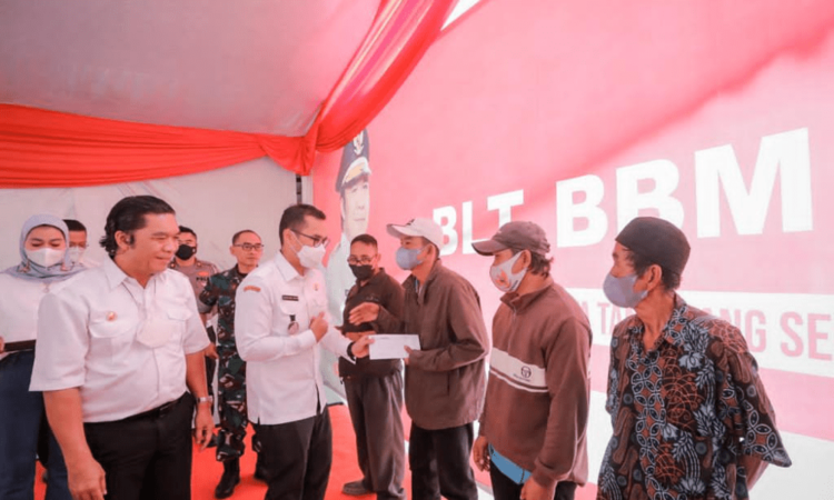 Pilar Saga Ichsan Dampingi Pj Gubernur Banten Bagikan BLT BBM