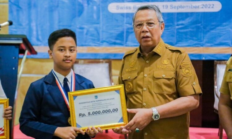 Wali Kota Benyamin Davnie Berikan Penghargaan kepada Siswa MTSN 1 Tangsel Peraih Medali Emas Robotik Tingkat Internasional