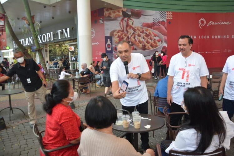 Berinteraksi dengan Pengunjung, Bupati Zaki Sosialisasikan Aplikasi Donor Darah di Pusat Perbelanjaan