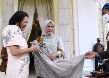 Ibu Iriana Ajak Istri Presiden Filipina Melihat Pameran Kain Asli Suku Badui