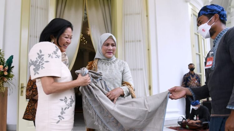 Ibu Iriana Ajak Istri Presiden Filipina Melihat Pameran Kain Asli Suku Badui