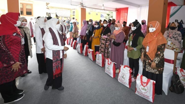 Ibu Iriana Bagikan Sembako dan Tanam Pohon di Kecamatan Masaran