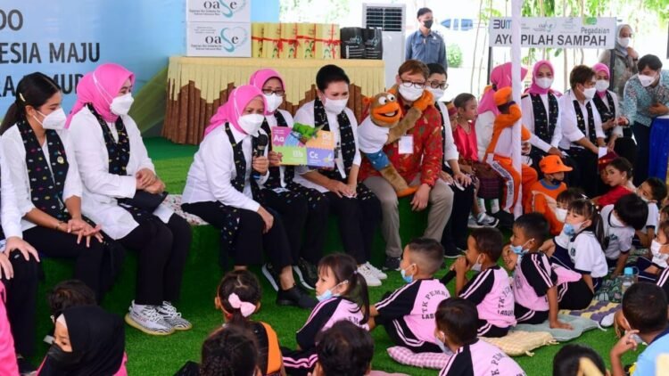 Ibu Iriana Temu Sapa dan Bermain Bersama Pelajar TK di Kabupaten Manggarai Barat