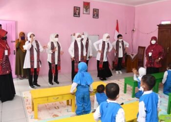 Ibu Iriana dan Ibu Wury Tinjau KBM di TK Pertiwi Kliwonan 1 Sragen