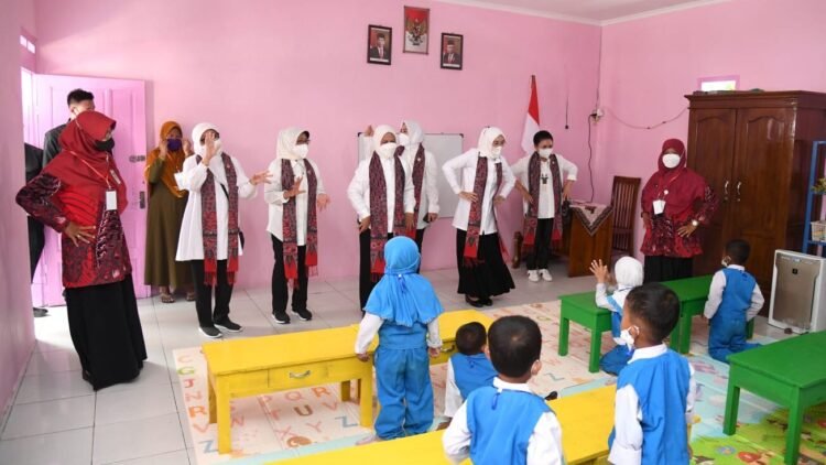 Ibu Iriana dan Ibu Wury Tinjau KBM di TK Pertiwi Kliwonan 1 Sragen