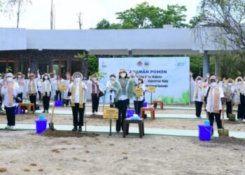 Ibu Iriana dan OASE KIM Tanam Pohon Kesambi di Pulau Rinca