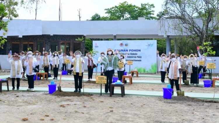 Ibu Iriana dan OASE KIM Tanam Pohon Kesambi di Pulau Rinca