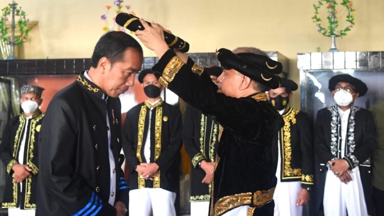 Kunjungi Kesultanan Ternate, Presiden Jokowi Dianugerahi Gelar Adat Kesultanan