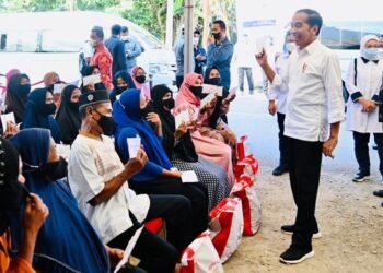 Presiden Bagikan BLT BBM kepada Masyarakat Buton Selatan