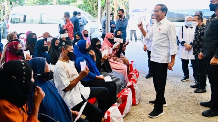 Presiden Bagikan BLT BBM kepada Masyarakat Buton Selatan