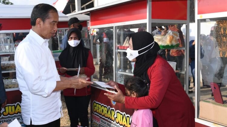 Presiden Berikan Bantuan Modal Kerja kepada PKL di Buton Selatan