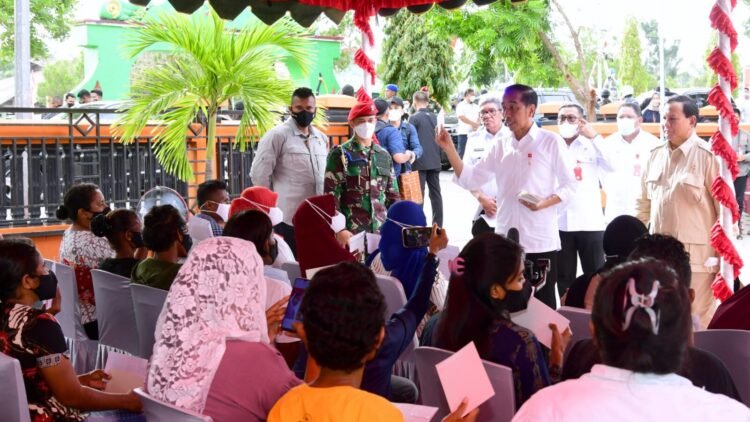 Presiden Jokowi Bagikan Bantuan Sosial di Kabupaten Maluku Tenggara