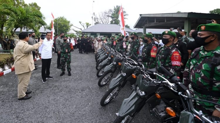 Presiden Jokowi Tinjau Penyerahan Motor di Kodim 1503/Tual