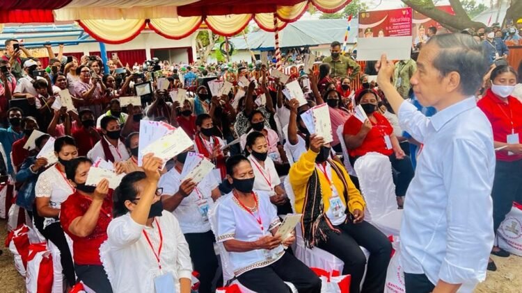 Presiden Mengecek Langsung Penyaluran BLT BBM di Tanimbar