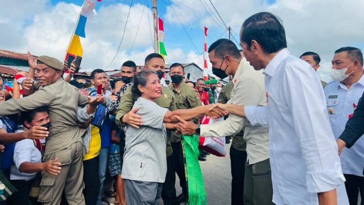 Puluhan Tahun Tak Dikunjungi Presiden, Warga Tanimbar Antusias Sambut Presiden Jokowi