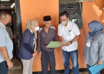Sambangi Warga Lansia, BPN Tangsel Antar Sertipikat
