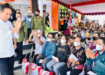 Serahkan Bansos di Kantor Pos Jailolo, Presiden: Gunakan untuk Hal Produktif