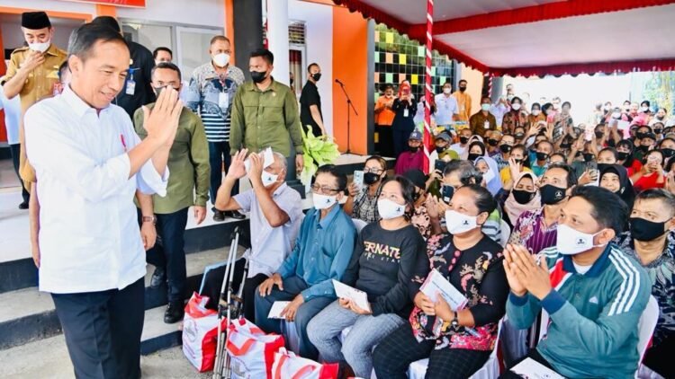 Serahkan Bansos di Kantor Pos Jailolo, Presiden: Gunakan untuk Hal Produktif