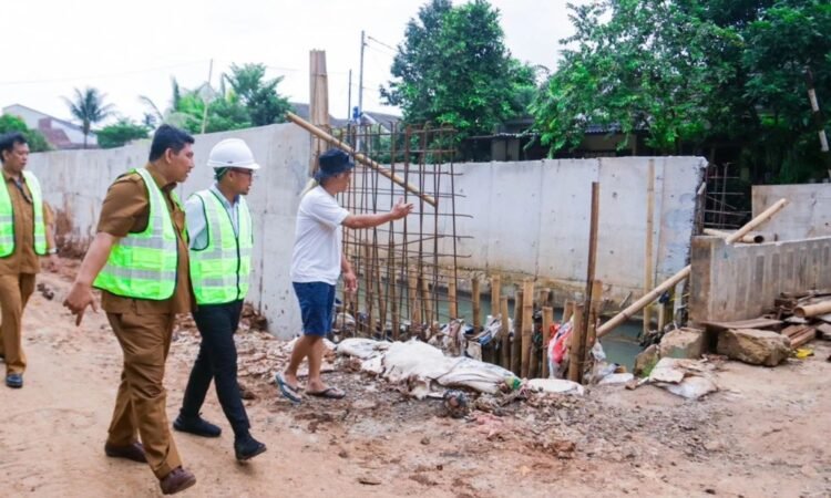 Percepat Pengendalian Banjir, Pilar Saga Ichsan Tinjau Pembangunan Turap di Puri Bintaro Indah