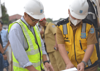 Atasi Banjir, Pilar Saga Ichsan Tinjau Pembangunan Turap dan Kolam Retensi di Kampung Bulak