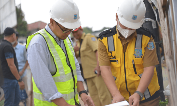 Atasi Banjir, Pilar Saga Ichsan Tinjau Pembangunan Turap dan Kolam Retensi di Kampung Bulak