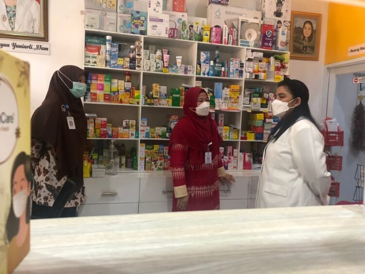 Pastikan Penyetopan Penjualan Obat Sirup, Puskesmas Cipondoh Sidak Apotek dan Klinik