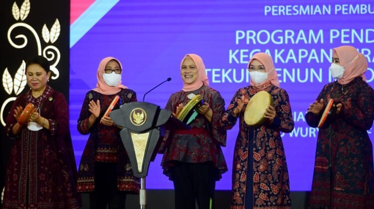 Ibu Iriana dan Ibu Wury Buka Program PKW Tekun Tenun Tahun 2022