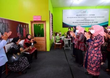 Ibu Iriana dan Ibu Wury Silaturahmi dengan Warga Binaan Lapas Perempuan di Jambi