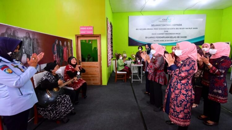 Ibu Iriana dan Ibu Wury Silaturahmi dengan Warga Binaan Lapas Perempuan di Jambi