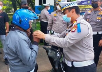 Operasi Zebra Jaya, Polres Tangsel Bagi-bagi Helm Hingga Sembako