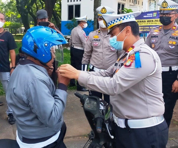 Operasi Zebra Jaya, Polres Tangsel Bagi-bagi Helm Hingga Sembako