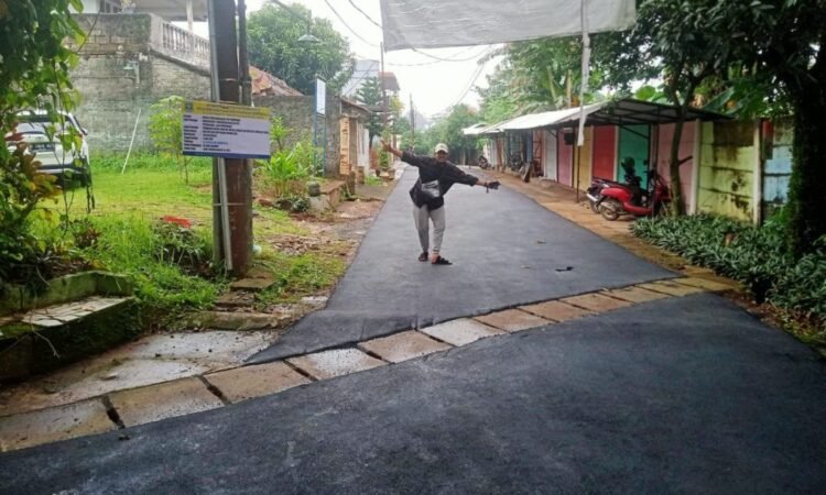 Pembangunan Jalan di Perumahan Lereng Indah Disambut Gembira Warga