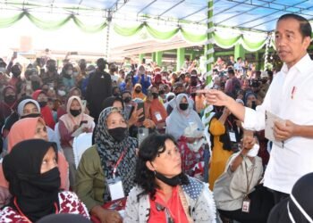 Presiden Jokowi Bagikan Bansos di Pasar Muntok Bangka Barat