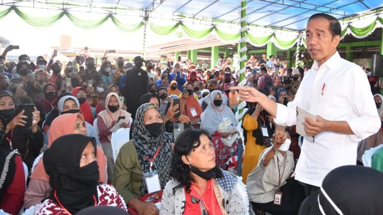 Presiden Jokowi Bagikan Bansos di Pasar Muntok Bangka Barat