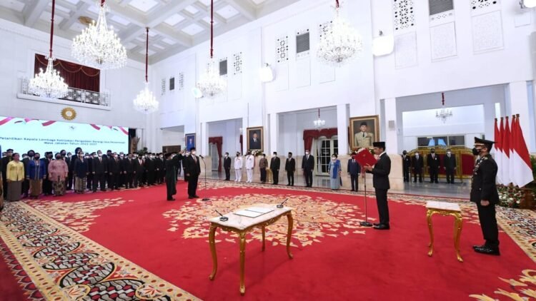 Presiden Jokowi Lantik Hendrar Prihadi sebagai Kepala LKPP