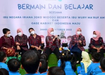 Saat Ibu Iriana dan OASE KIM Bermain serta Belajar Bersama Anak-Anak TK