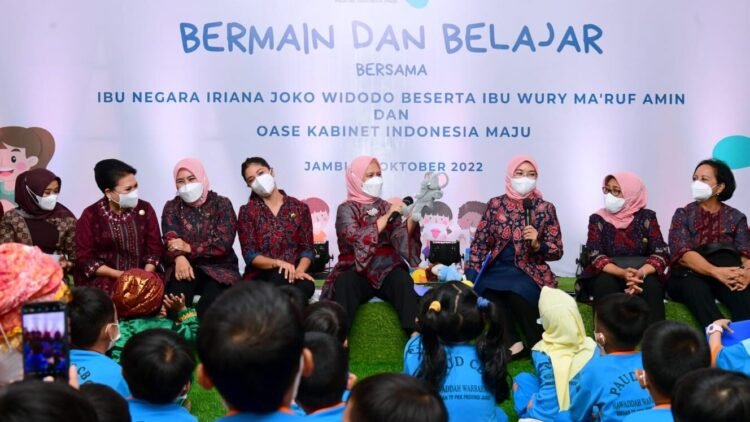 Saat Ibu Iriana dan OASE KIM Bermain serta Belajar Bersama Anak-Anak TK