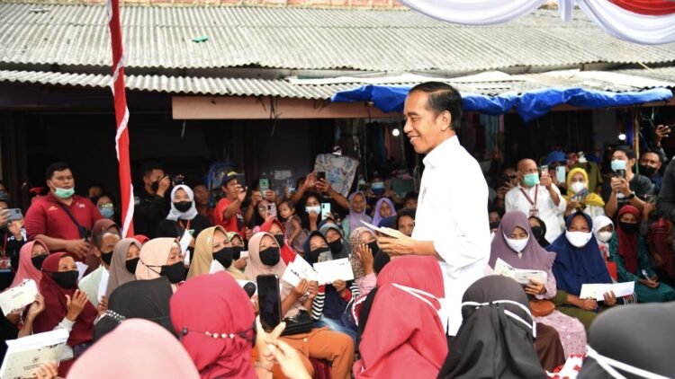 Serahkan Bansos di Pasar Toboali Bangka Selatan, Presiden: Gunakan untuk Penuhi Gizi Anak
