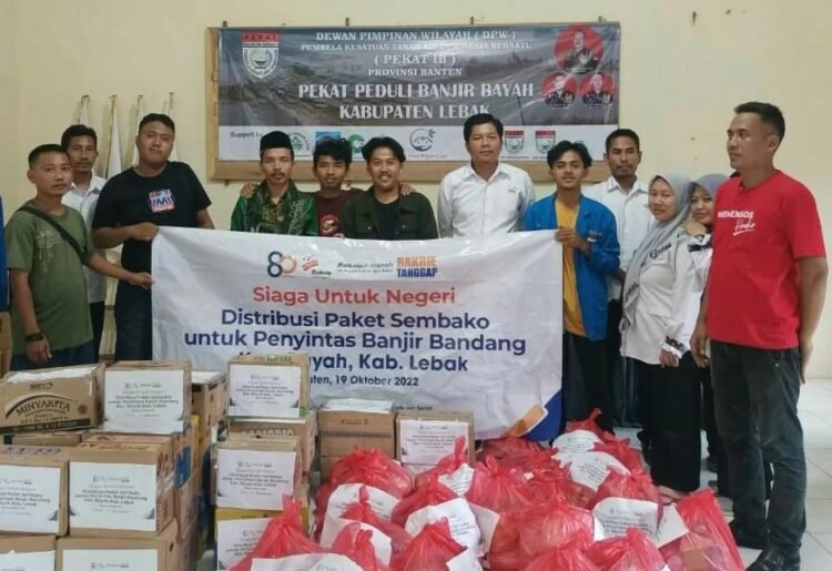 Bakrie Amanah Berikan Bantuan Sembako untuk Korban Banjir Bandang di Bayah